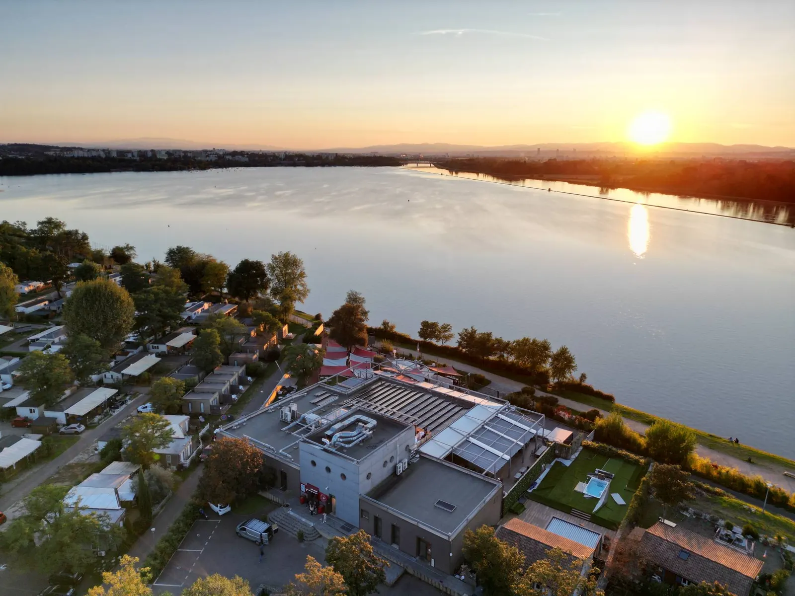Vue aérienne du domaine Le Trident au bord du lac